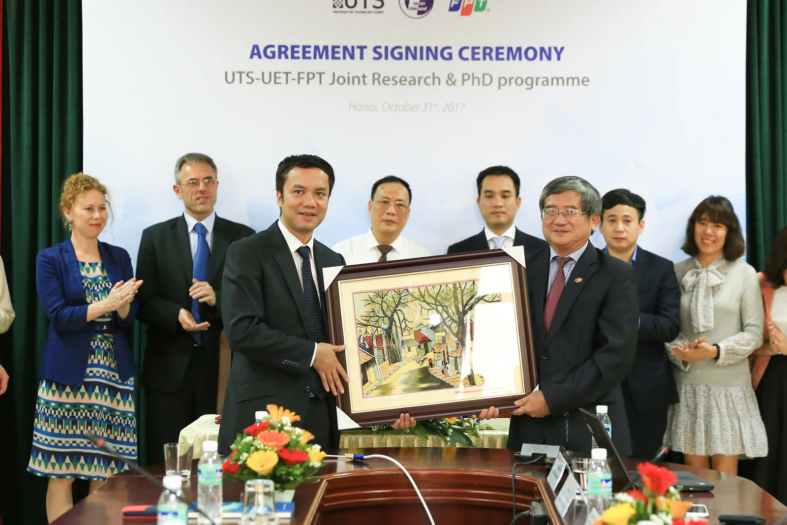 Đại biểu trao quà lưu niệm tại buổi lễ UTS, VNU-UET và FPT.