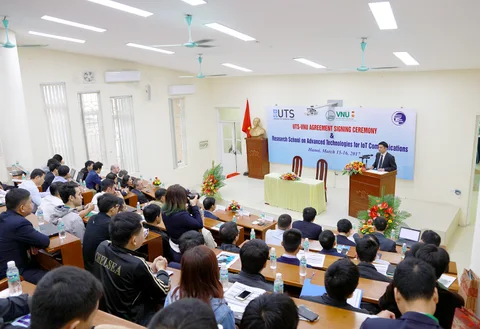 A speaker addresses the lecture hall at the Research School 2017 opening.